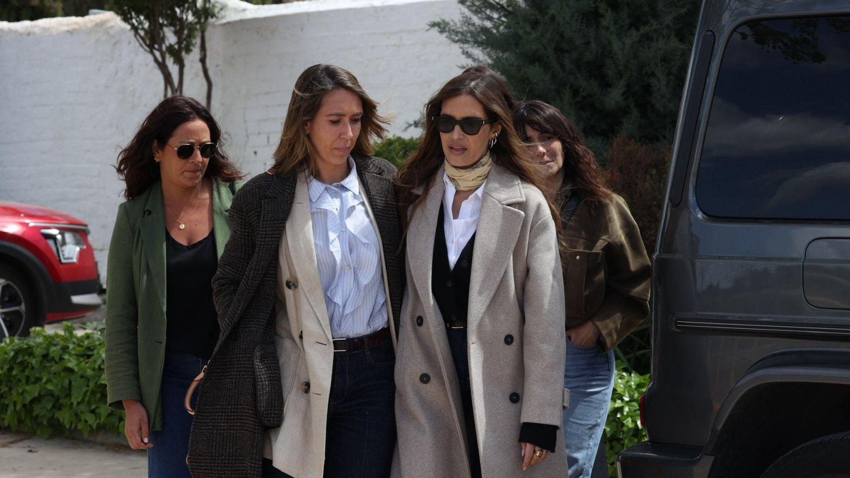 Primera imagen de Sara Carbonero, rota de dolor, a su llegada al tanatorio para despedir a su madre