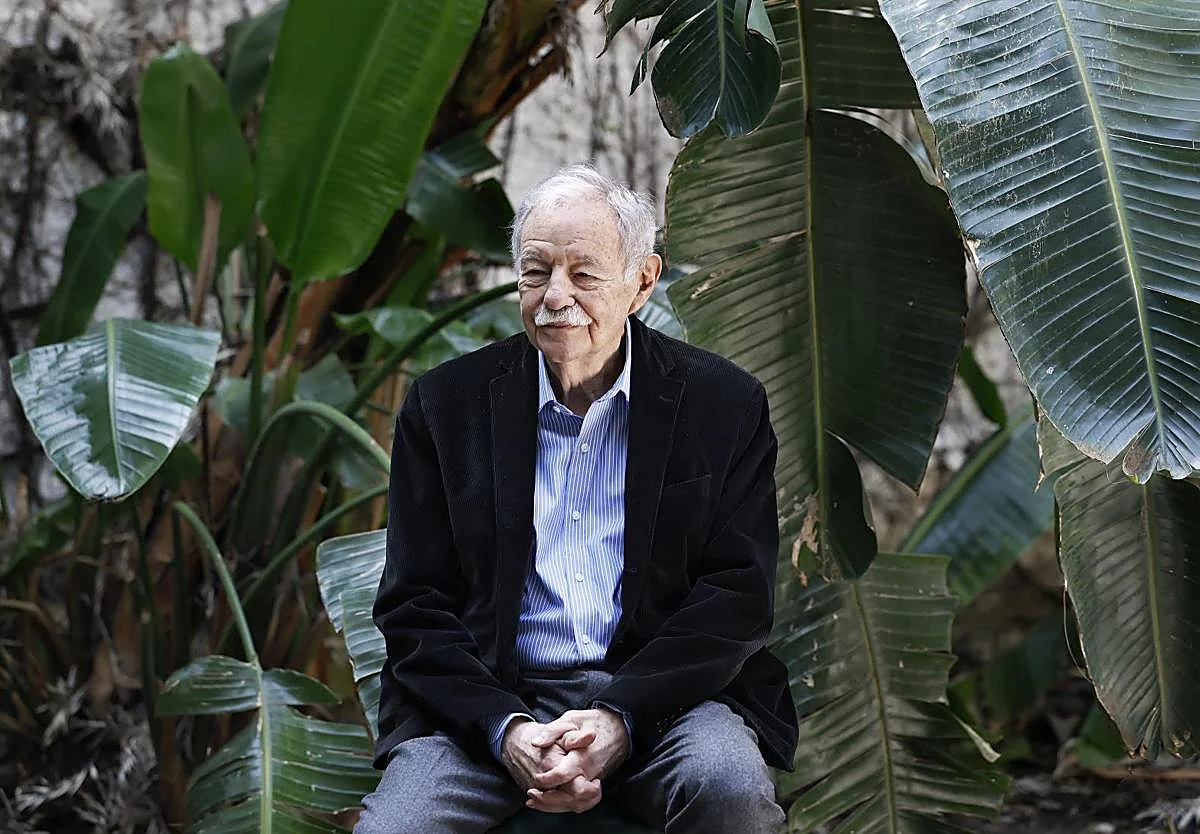 Eduado Mendoza: «El humor lo considero un trabajo y me lo tomo en serio, muy en serio»