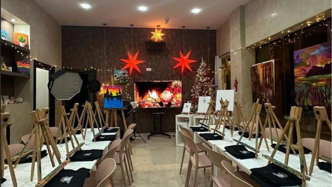 Disfruta de un taller de pintura neón con vino ilimitado a mitad de precio