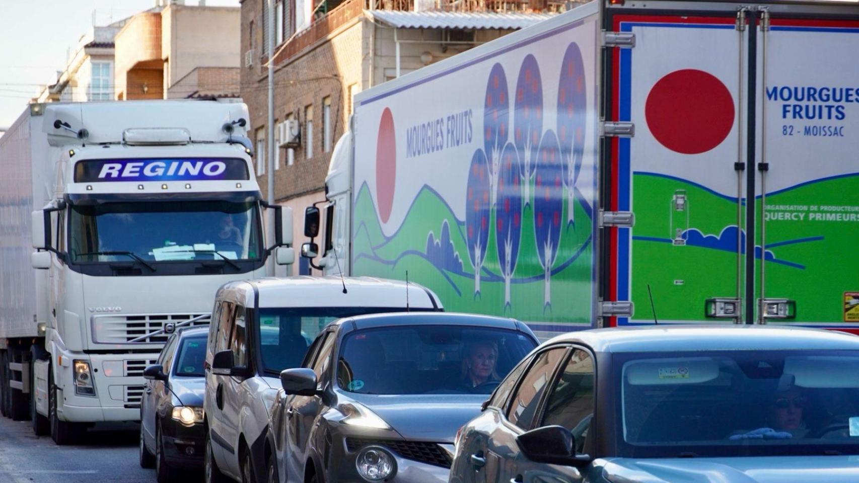 Santomera planta cara al tráfico pesado prohibiendo su paso en la avenida Poeta Julián Andúgar para proteger a los vecinos