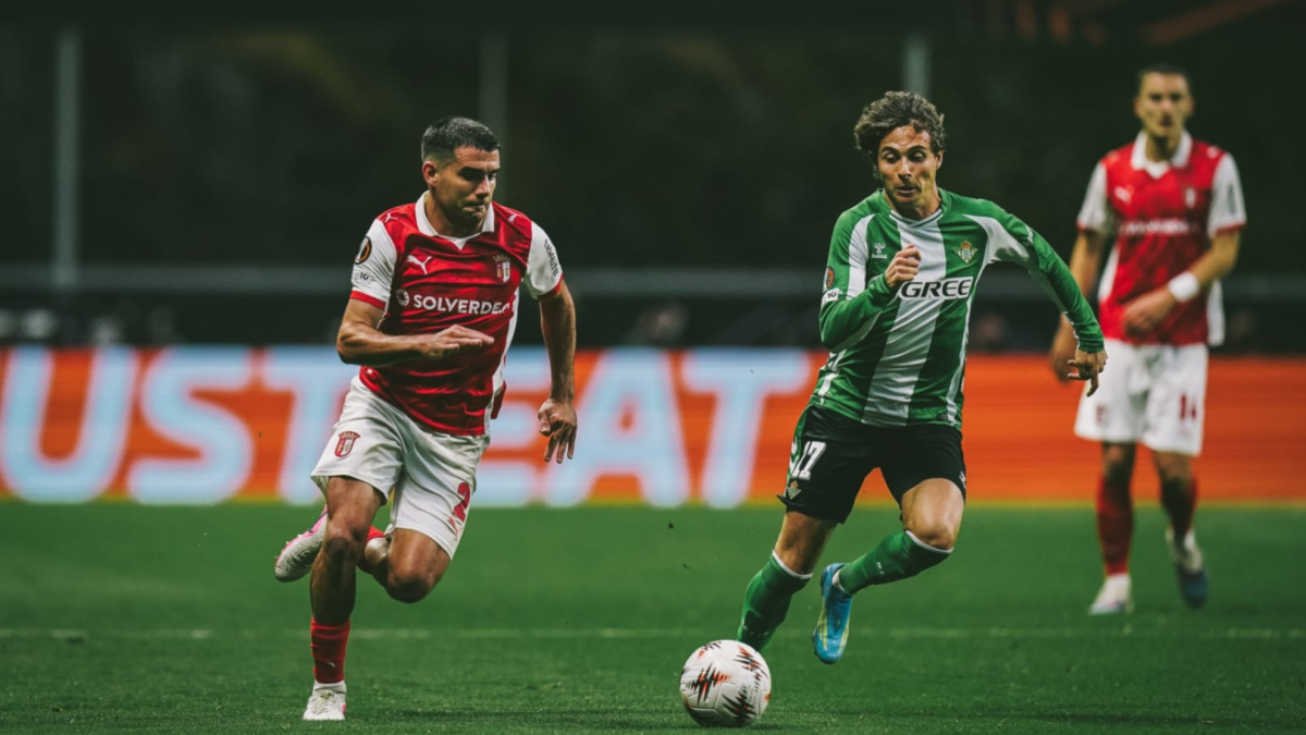 Real Sociedad y Valencia no quitán ojo al regreso a España de Víctor Gómez