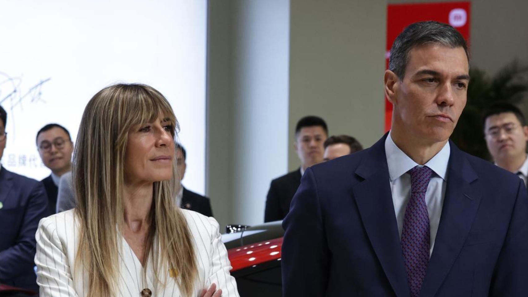Sánchez se arriesga a que su mujer se siente ante un jurado popular por cuatro delitos al filo de las elecciones