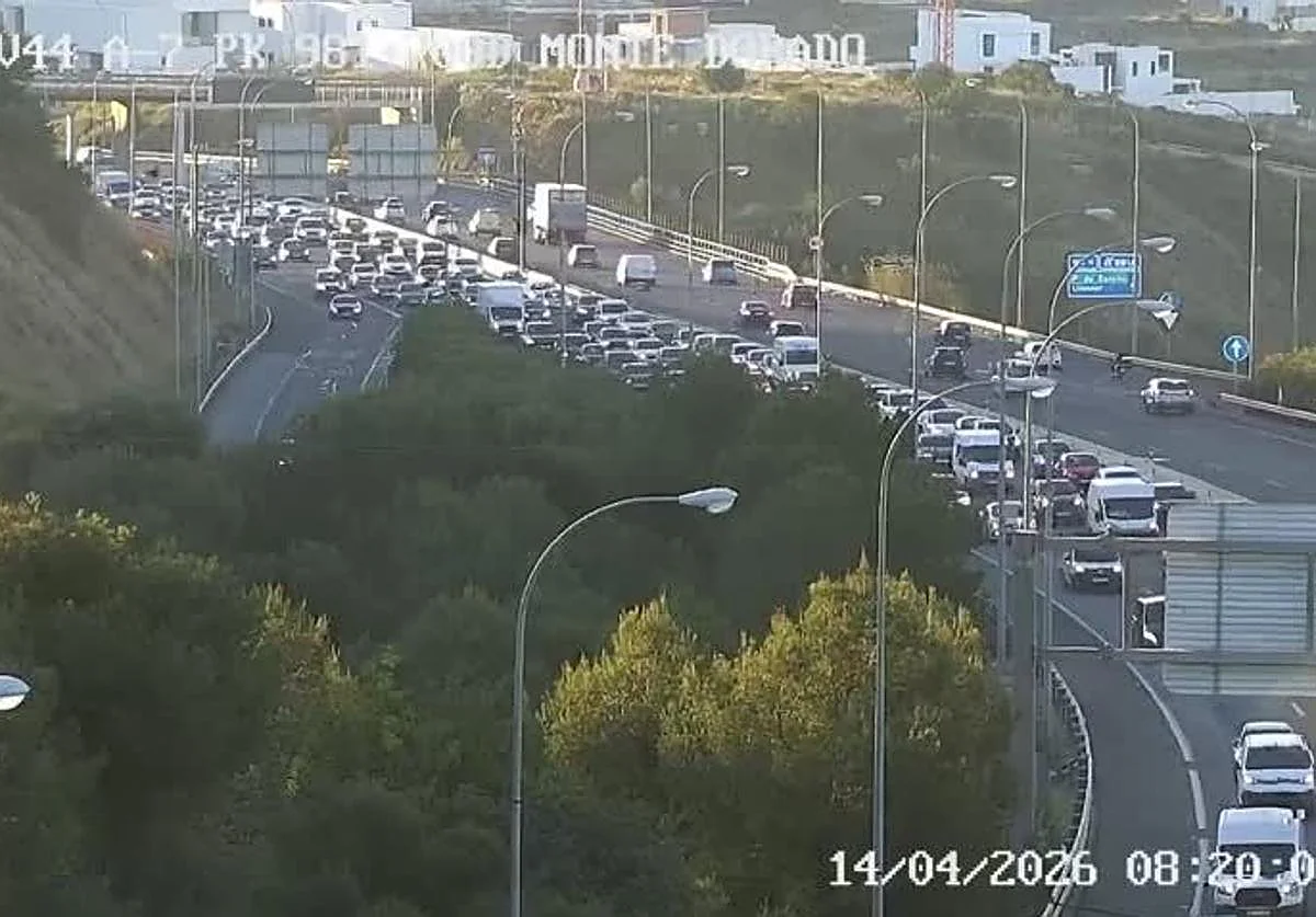 Un accidente entre varios vehículos complica la A-7 a la altura de Chilches