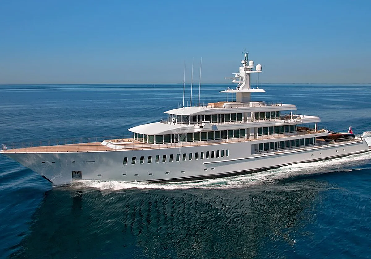 El yate 'japonés' del cofundador de Oracle hace escala en Málaga