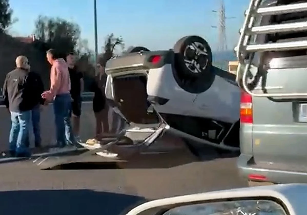 El aparatoso vuelco de un coche dificulta la A-7 a altura de El Palo
