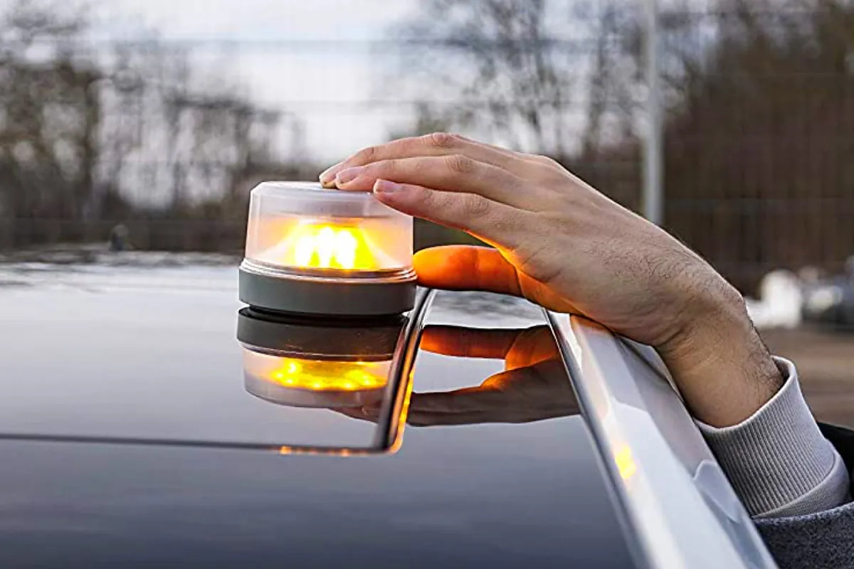 La DGT calcula que ya se han vendido 20 millones de balizas V16 en España: "Todo son ventajas"