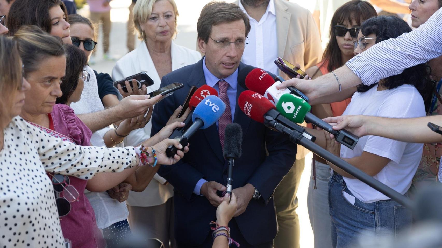 Almeida devolverá la tasa de basuras "en aquellos casos en los que la ley lo permita" ante la campaña del PSOE