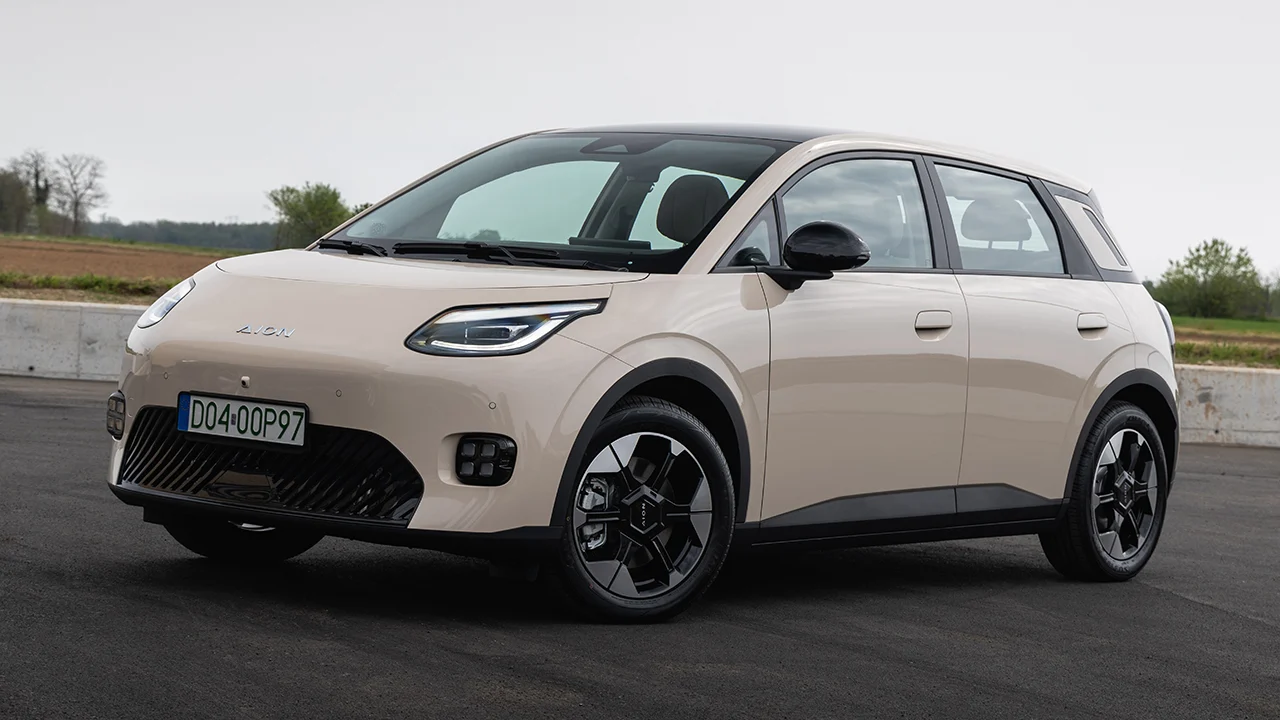 GAC ataca en Europa con el nuevo Aion UT, 430 km de autonomía y menos de 28.000 € para ir a por el Renault 5