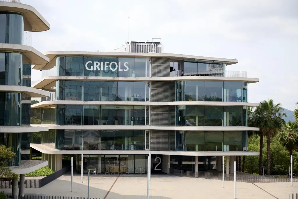 Grifols cierra la refinanciación de sus vencimientos de 2027 y sube en Bolsa