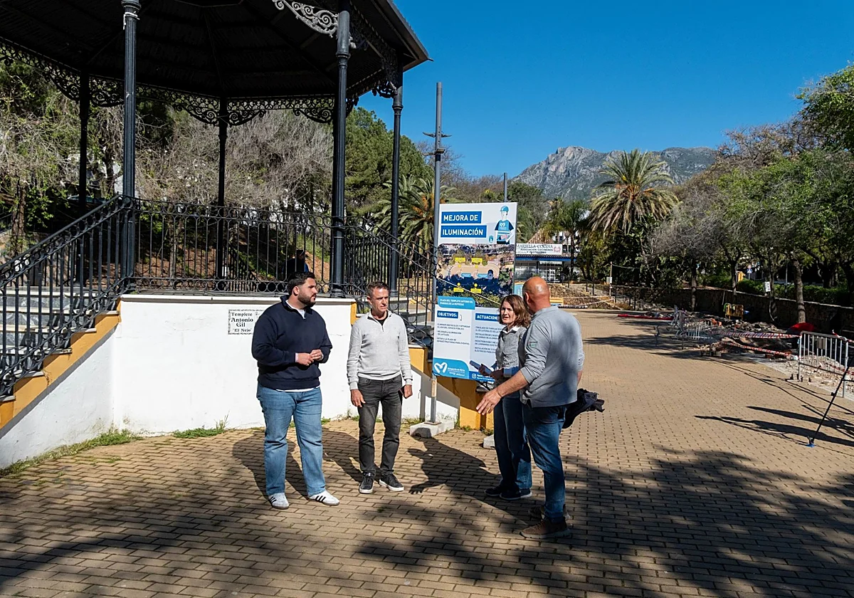 Marbella mejora la iluminación en el parque de La Represa para optimizar el uso y la seguridad de la plaza del Templete Antonio Gil