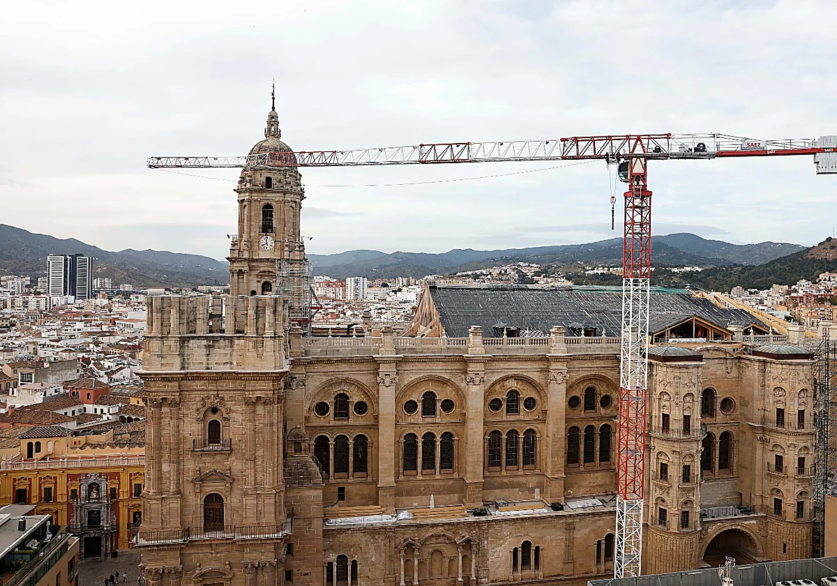 Las obras del tejado de la Catedral de Málaga alcanzan la cabecera del templo