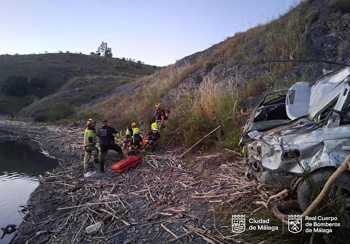 Muere un hombre y su hijo de 11 años resulta herido al caer su coche a la presa de El Tomillar