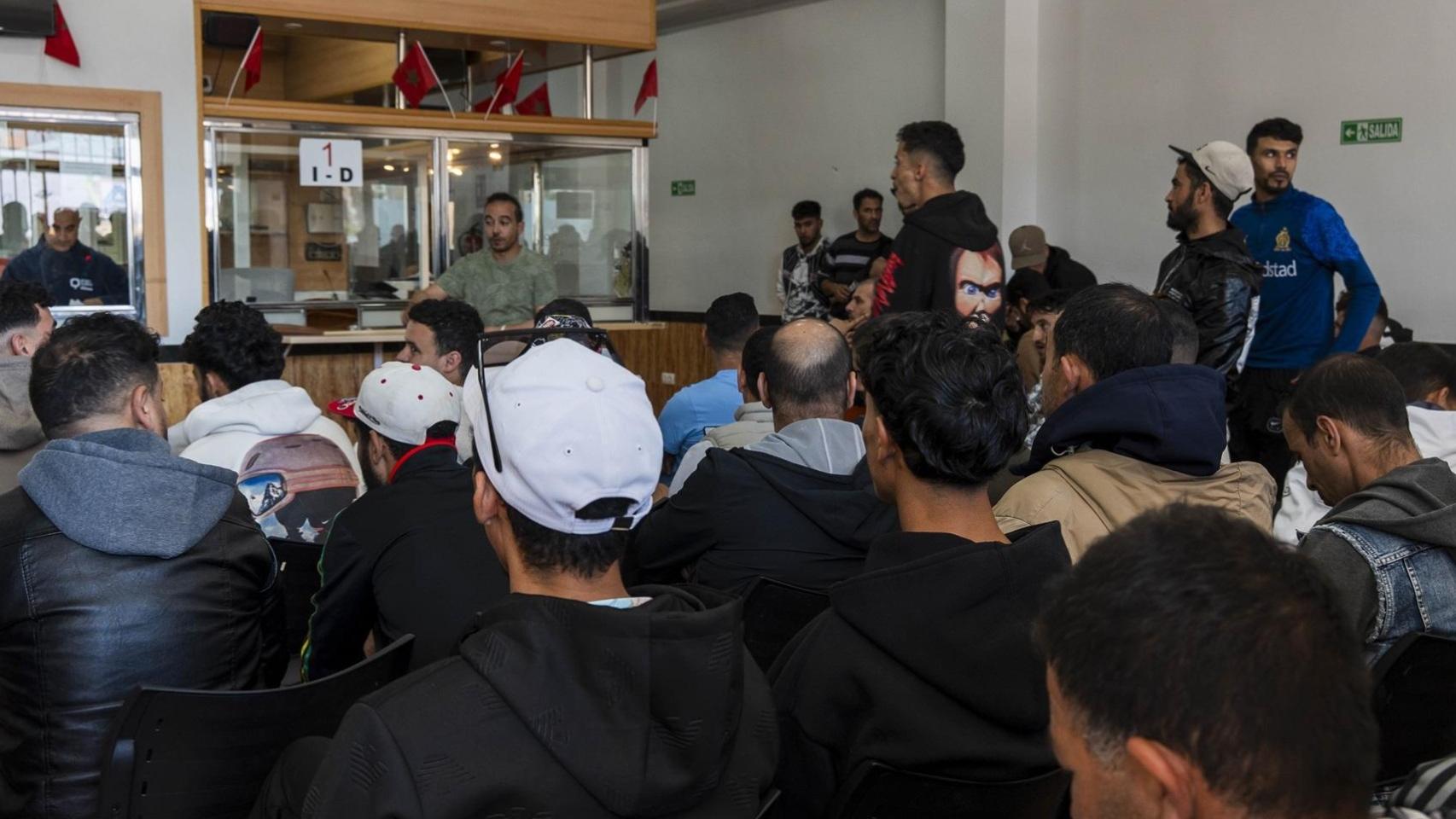 Sánchez cifra los migrantes que serán regularizados en menos de 500.000 pero Extranjería dice que serán más del doble