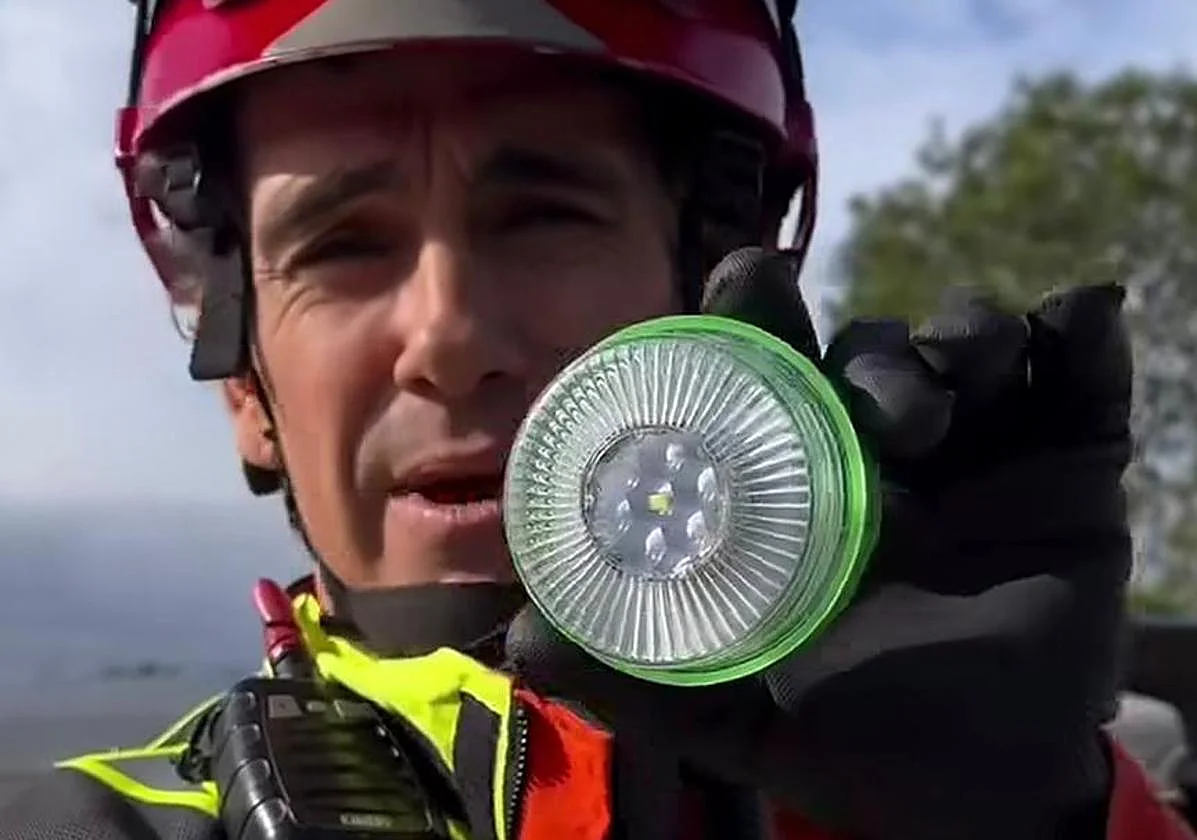 El vídeo viral de un bombero alertando de los riesgos de la baliza v16: «No dejéis de llevar nunca los triángulos»