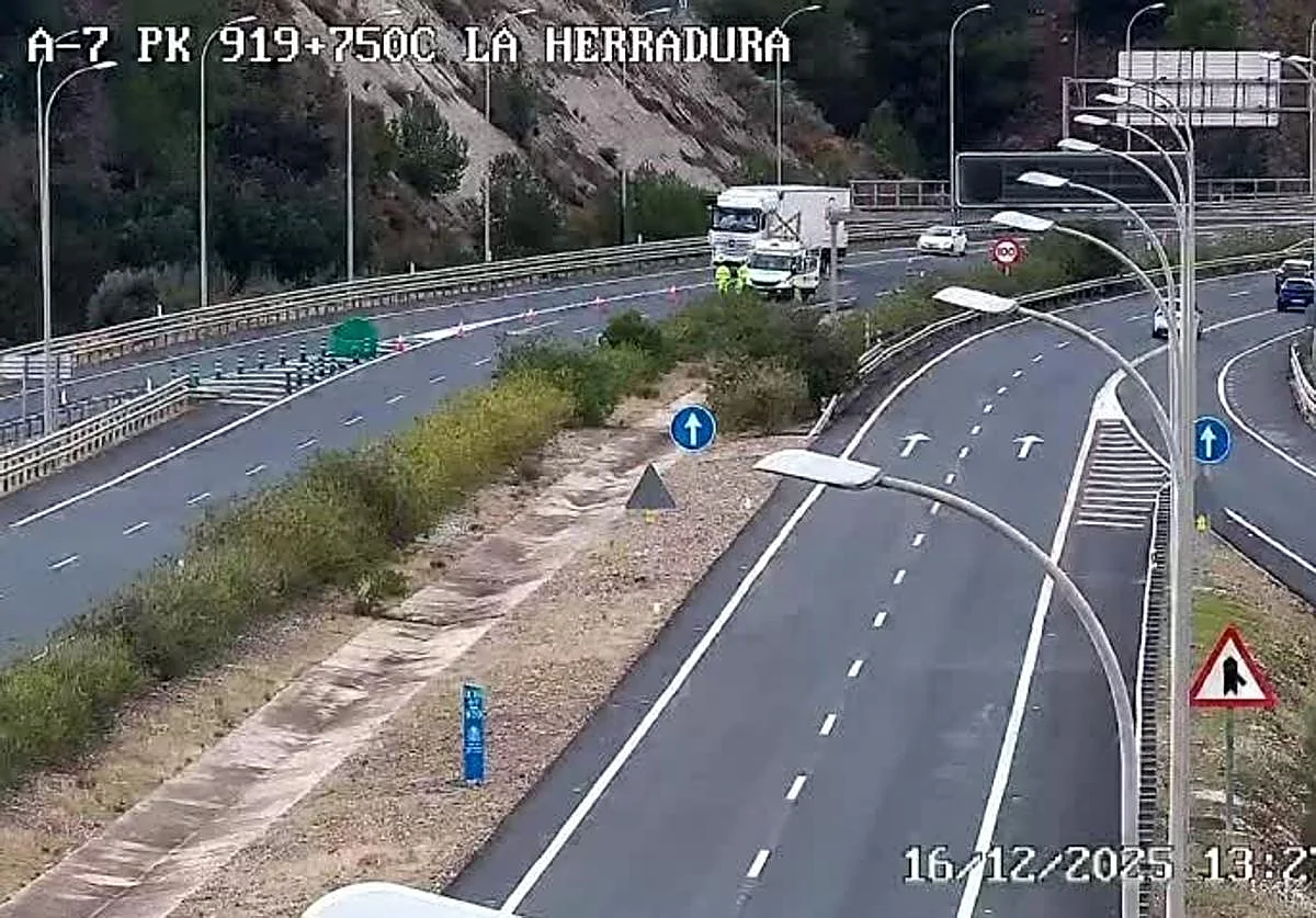 Cortan la A-7 en ambos sentidos en Almuñécar por la caída de un cable de alta tensión