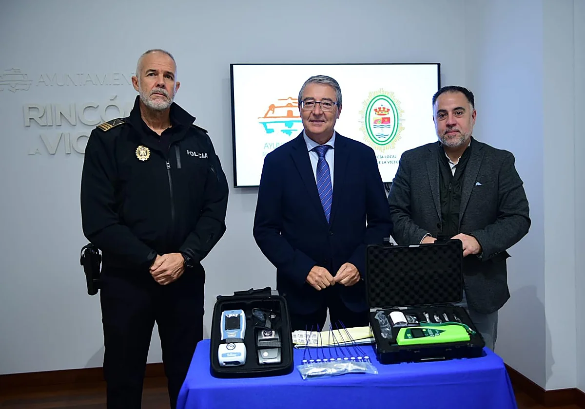 La Policía Local de Rincón de la Victoria mejora los equipos para las pruebas de alcohol y drogas