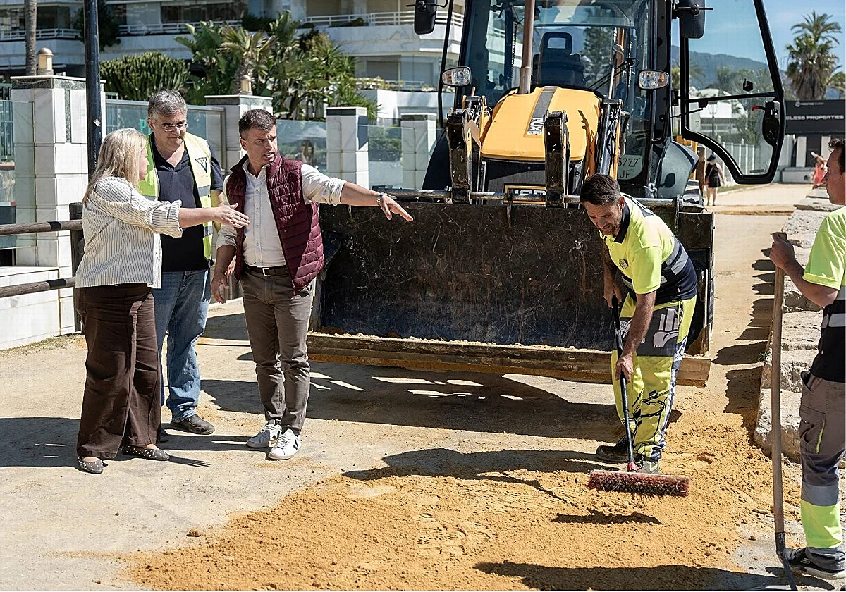El Ayuntamiento de Marbella ejecuta trabajos de conservación de la zona de albero del Paseo Marítimo