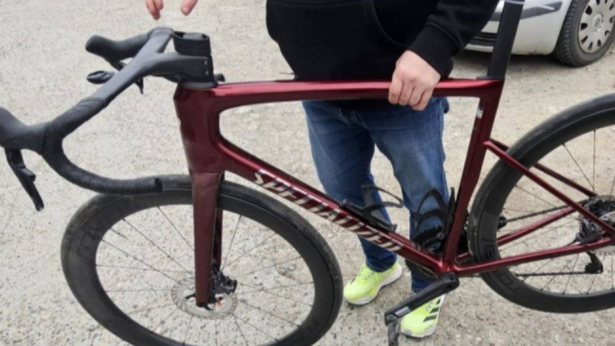 Un ladrón se cuela en una carrera ciclista en plena fuga: la Policía le atrapa... ¡porque casi gana!