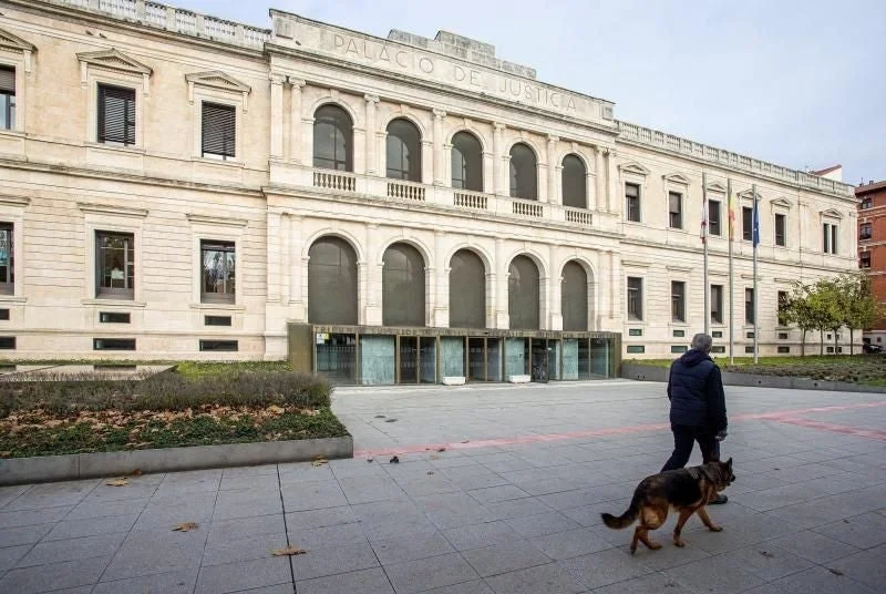 Condenada por amenazar con «cortarle los huevos» a un niño al que llamó «puto negro» y «puto mono» en Burgos