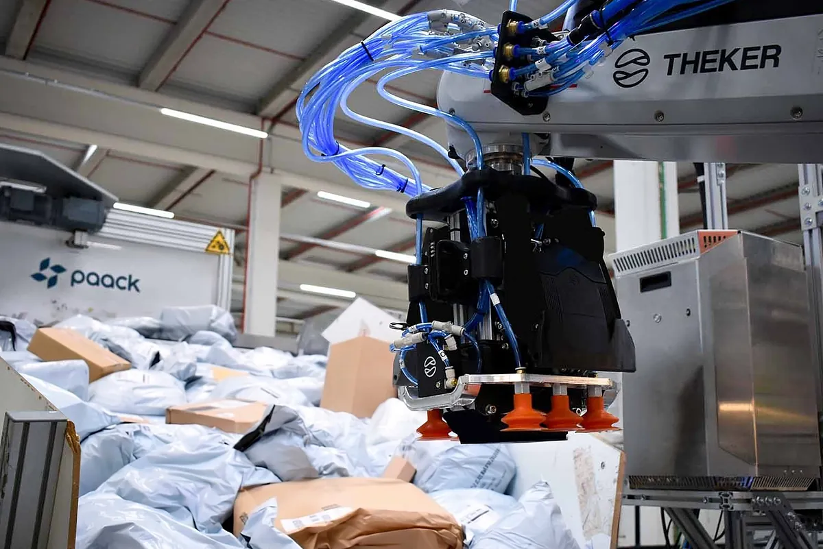 Los 'robots inteligentes' de Theker automatizan la logística de Paack
