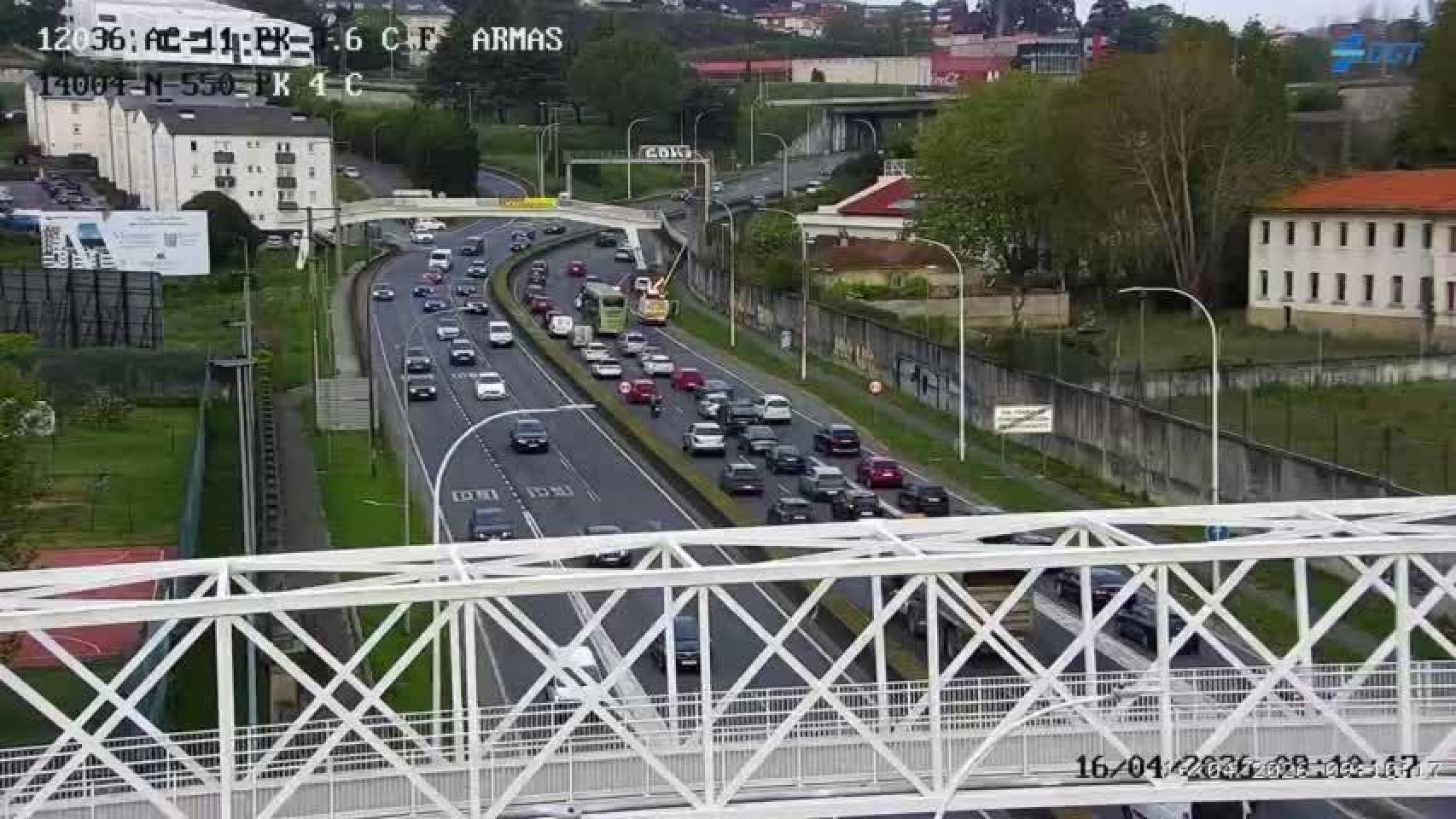 Aparatoso choque en Alfonso Molina, en A Coruña: se lleva por delante una farola en Palavea