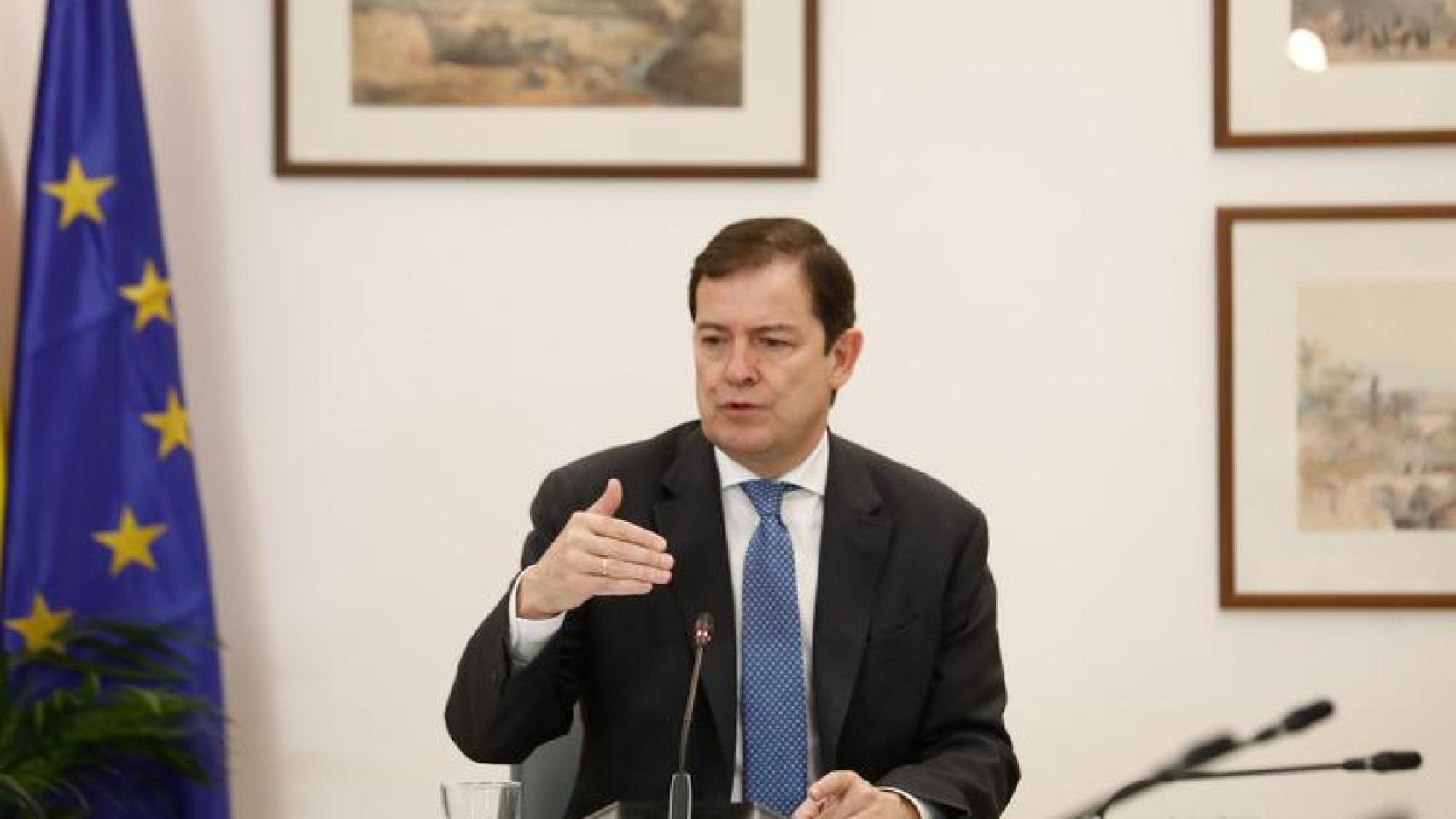 La Junta de Castilla y León estudia llevar a los tribunales la regularización de inmigrantes del Gobierno