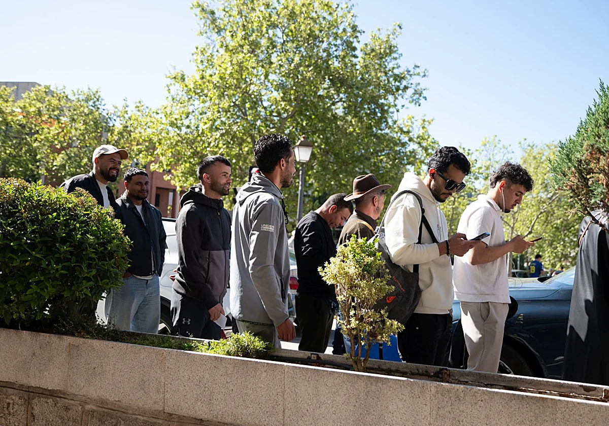 La 'vía andaluza' esquiva el choque por la regularización migratoria