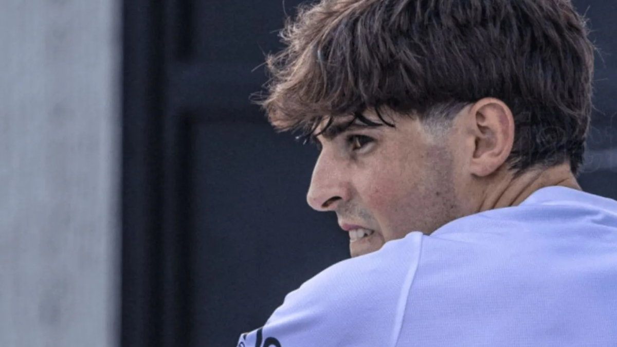 Javi Guerra 'celebra' su primer trienio en el Valencia: sus 121 partidos entre alternancias