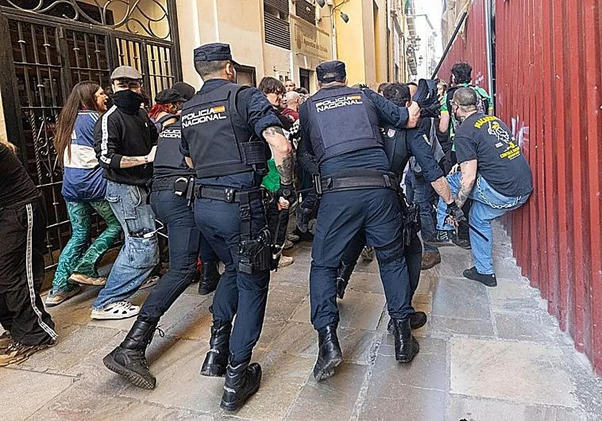 Incidentes en los instantes previos, durante y tras el mitin de Abascal en Granada