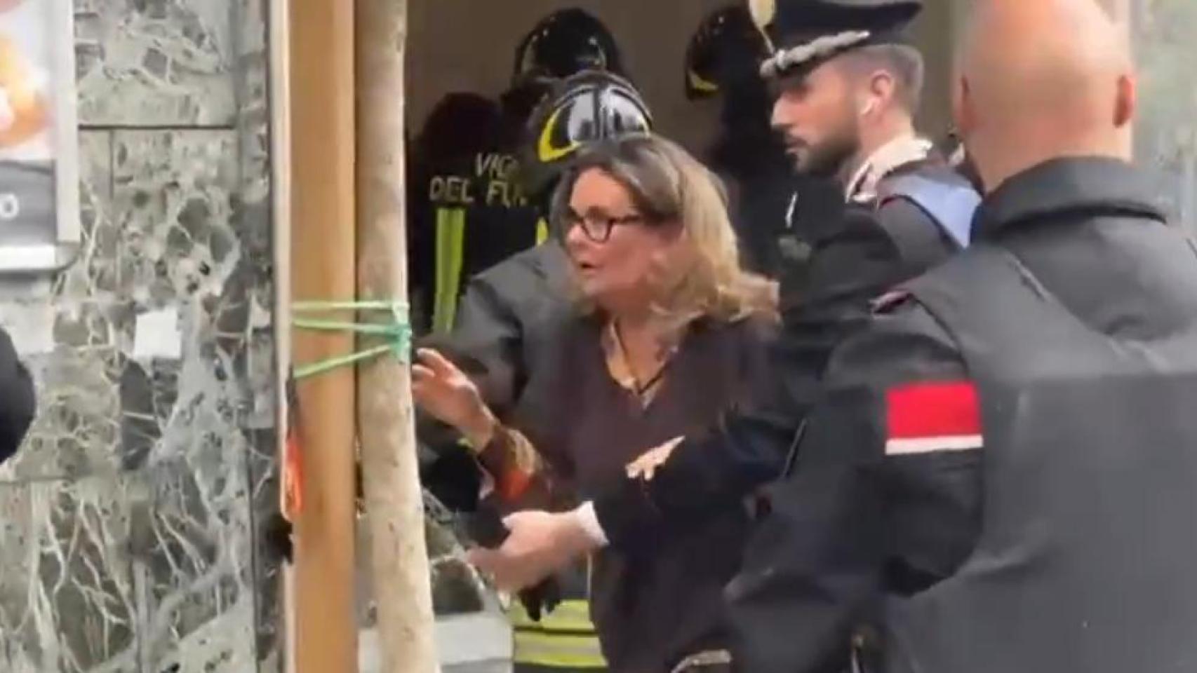 Buscan a unos ladrones huidos tras el atraco de un banco en Nápoles con unos 25 rehenes: pudieron salir por un agujero