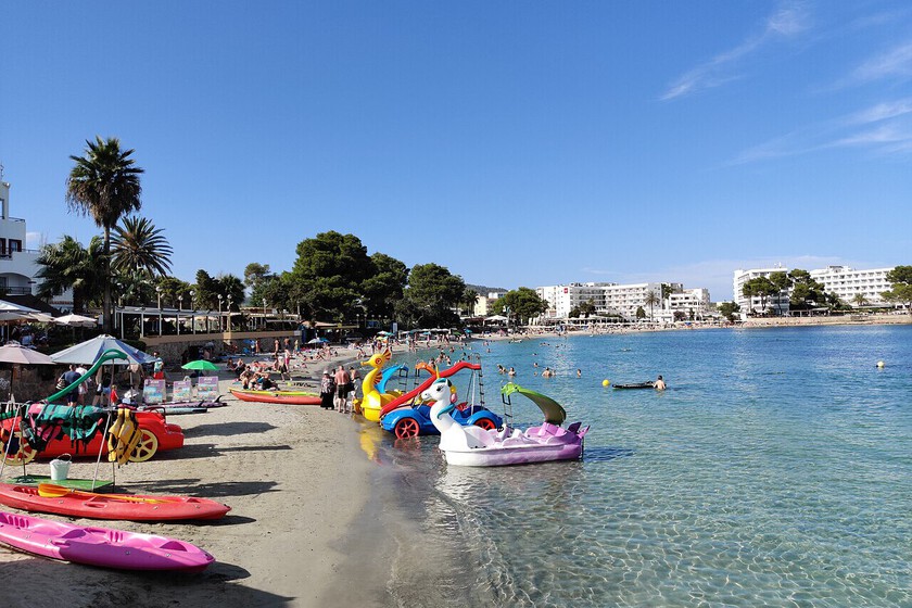 Ibiza tiene un enorme laboratorio turístico y se llama es Canar: cuatro veces más visitantes que vecinos y giro al lujo