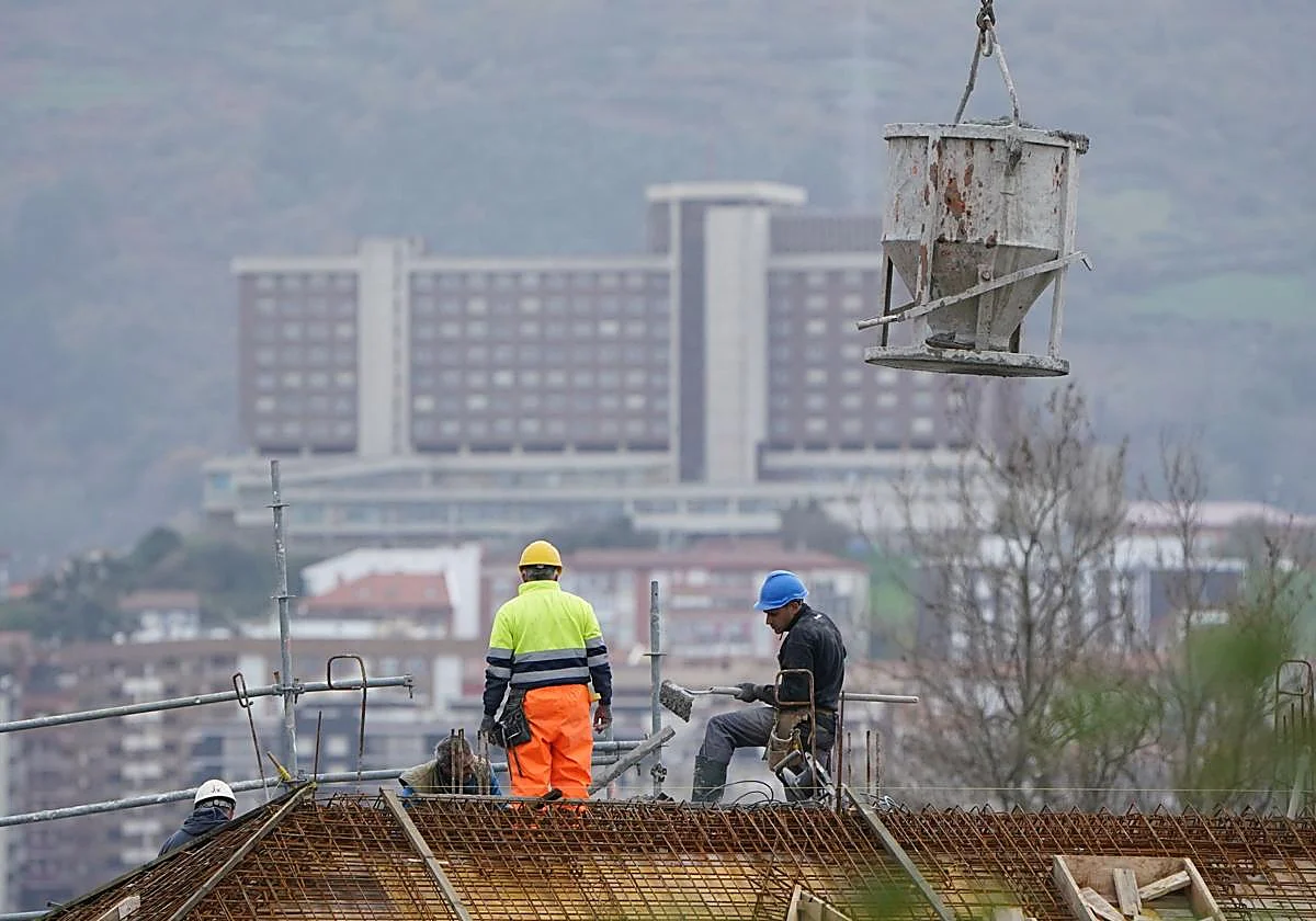 Bruselas apuesta por aligerar la burocracia para atajar la crisis de Vivienda y construir 650.000 casas más al año