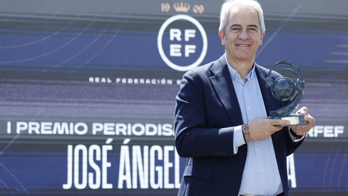 Manolo Lama recibe en I Premio de Periodismo Deportivo RFEF José Ángel de la Casa