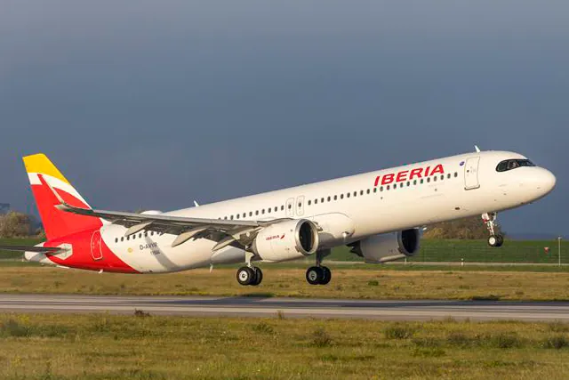 La cara y la cruz de Ormuz: IAG se dispara y Repsol se desploma