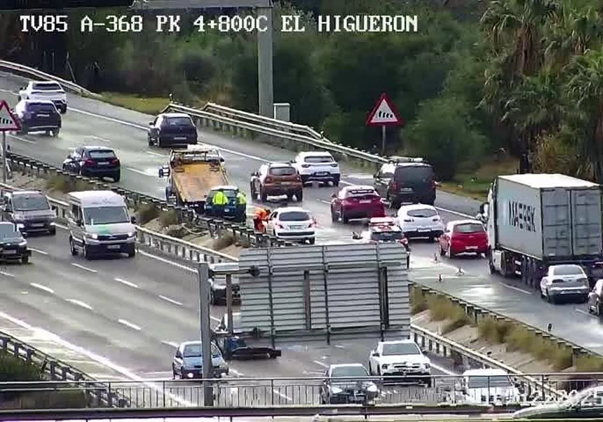 Un alcance entre dos vehículos complica el tráfico en la A-7 en Mijas