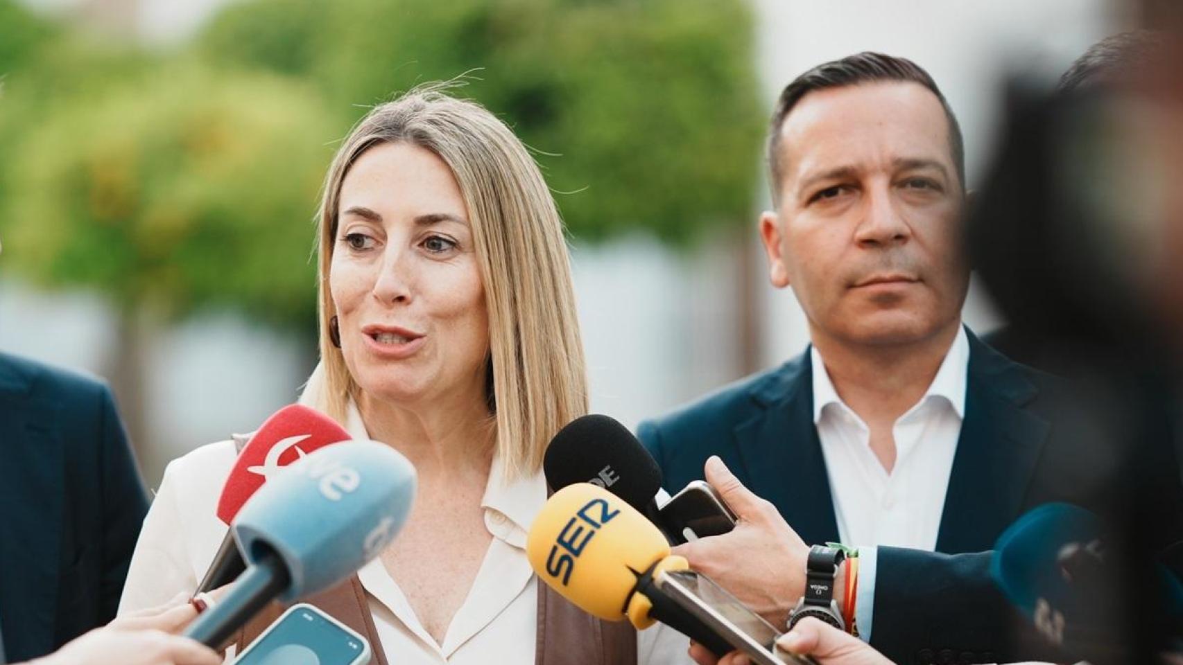 El PP y Vox interpretan de manera opuesta el concepto de "prioridad nacional" pactado en Extremadura para tener ayudas