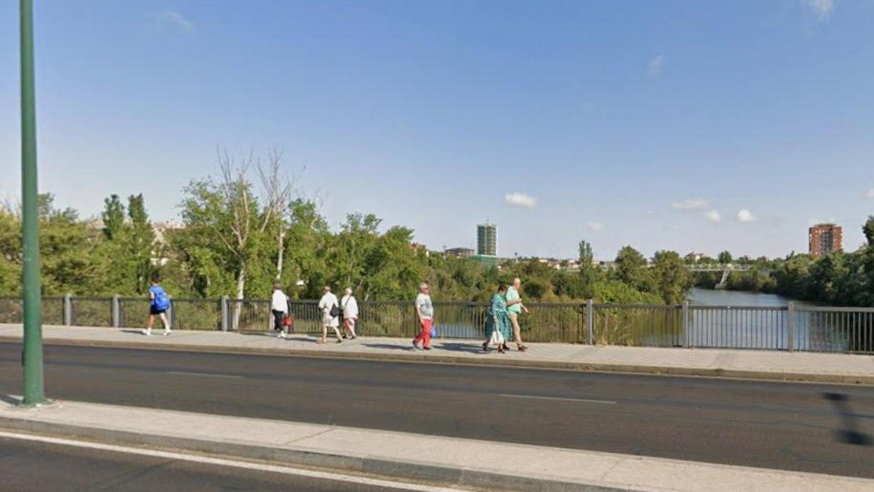 Detienen a un hombre por tratar de tirar a una mujer por el puente de Arturo Eyries y agredirla