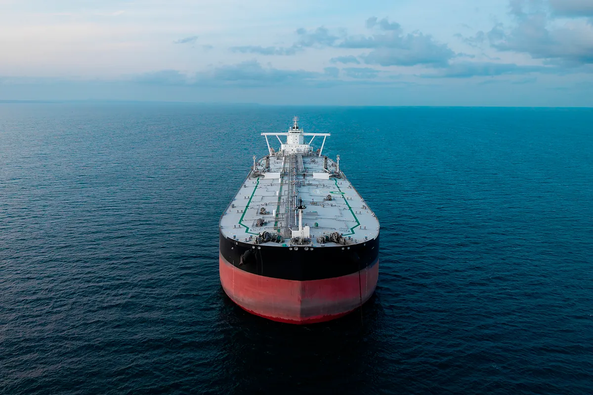 Irán reimpone un "control estricto" en el estrecho de Ormuz y culpa a Estados Unidos