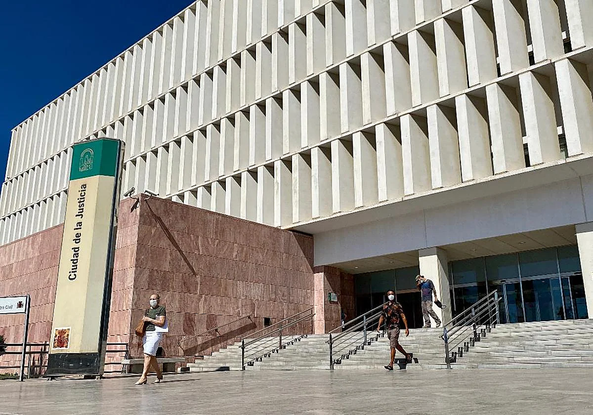 'Hurto mágico': a juicio por intentar comprar cacerolas con billetes de 500 euros falsos en Málaga