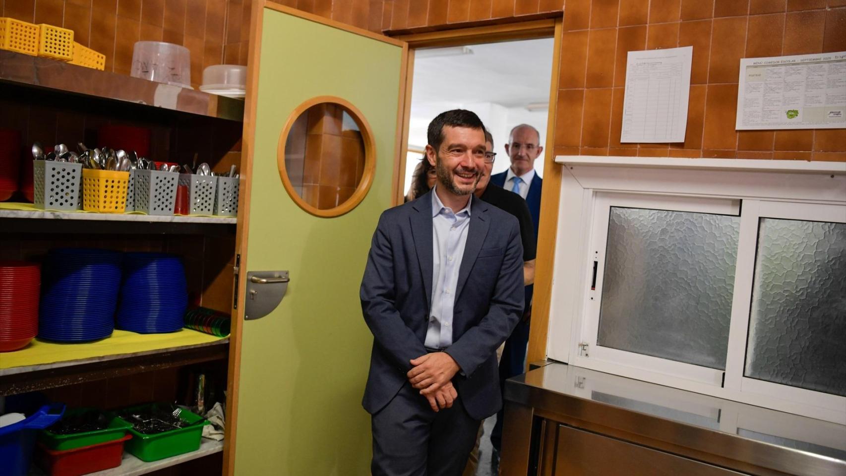 El Gobierno multa ya a los coles que sirven comida basura o no dan pescado en el menú: la sanción mayor, 600.000 euros