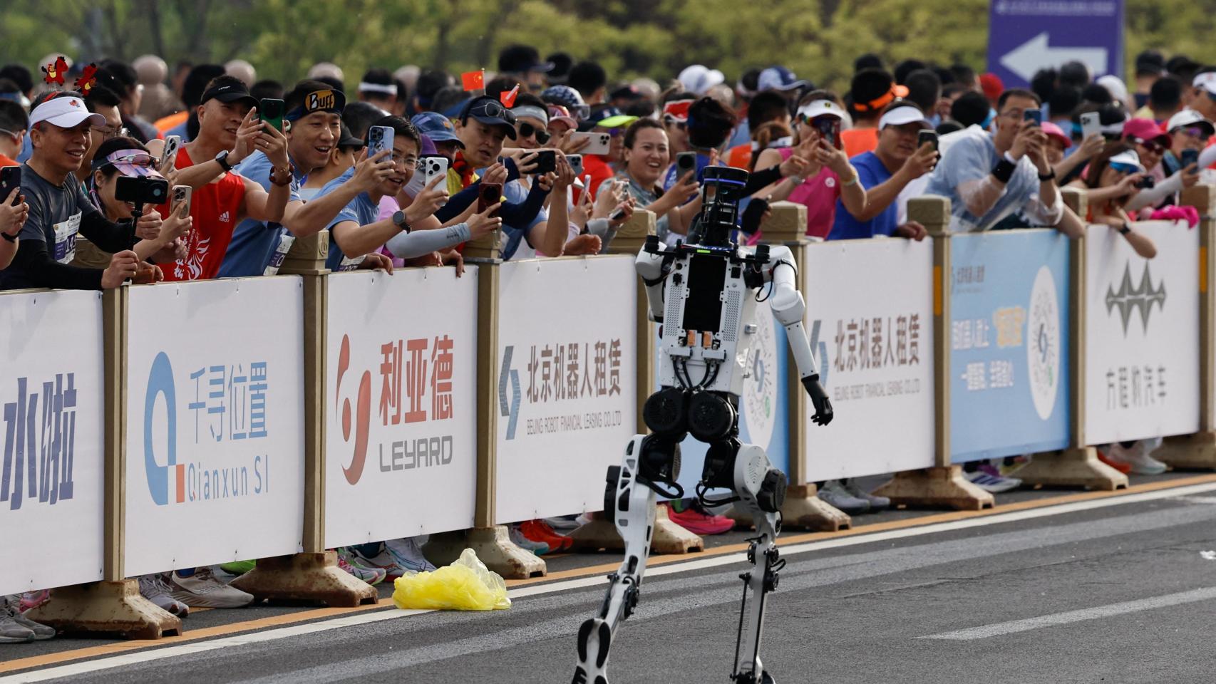 Los robots superan a los humanos y destrozan el récord del mundo de media maratón en Pekín