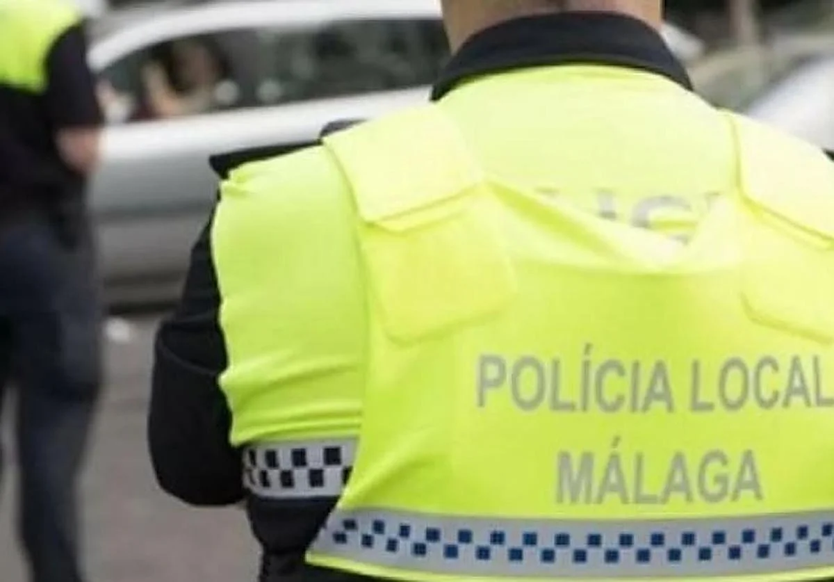 Un vehículo vuelca en la calle Pacífico tras colisionar con un coche de autoescuela
