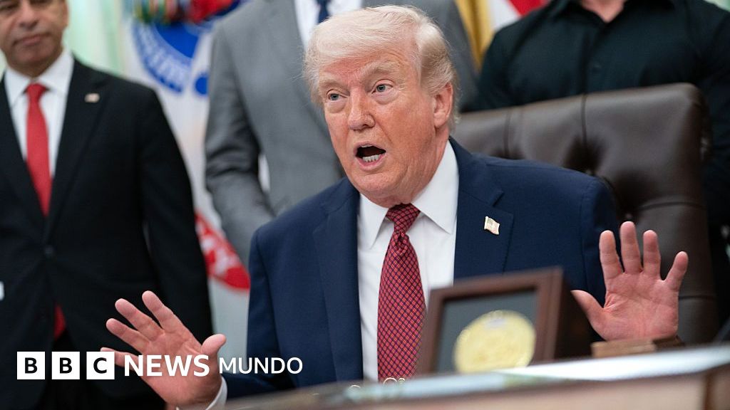 Estados Unidos intercepta un barco iraní que intentaba romper su bloqueo en el golfo de Omán y Teherán anuncia represalias