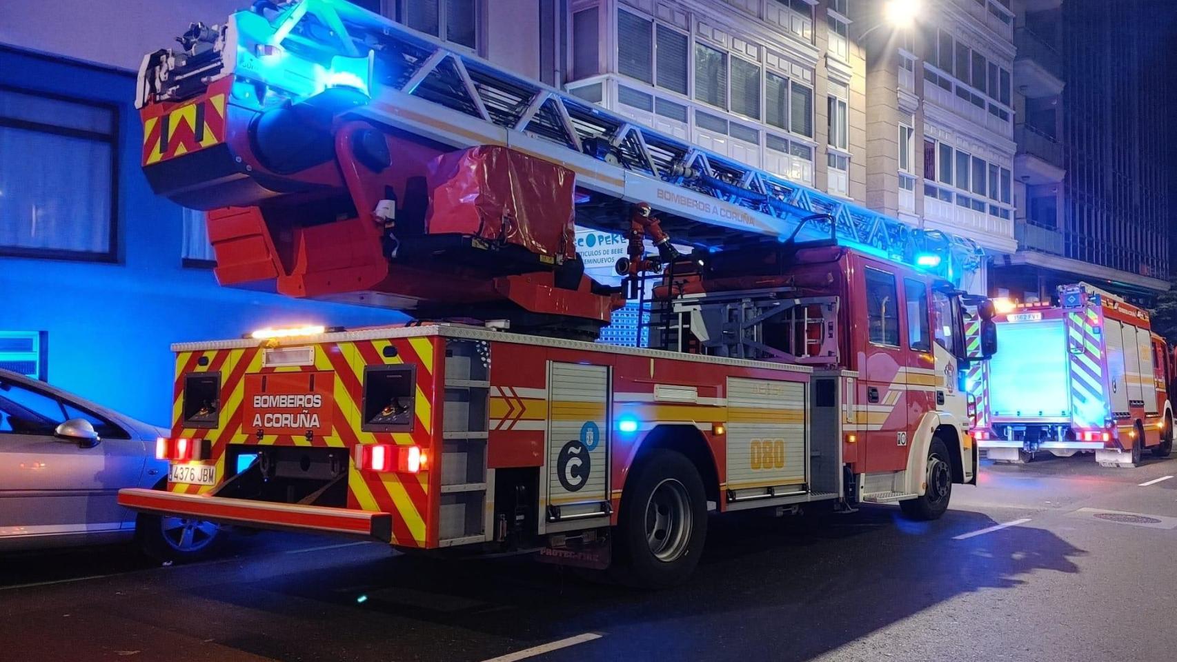 Arde un coche de madrugada en As Xubias y provoca daños en otro vehículo, en A Coruña