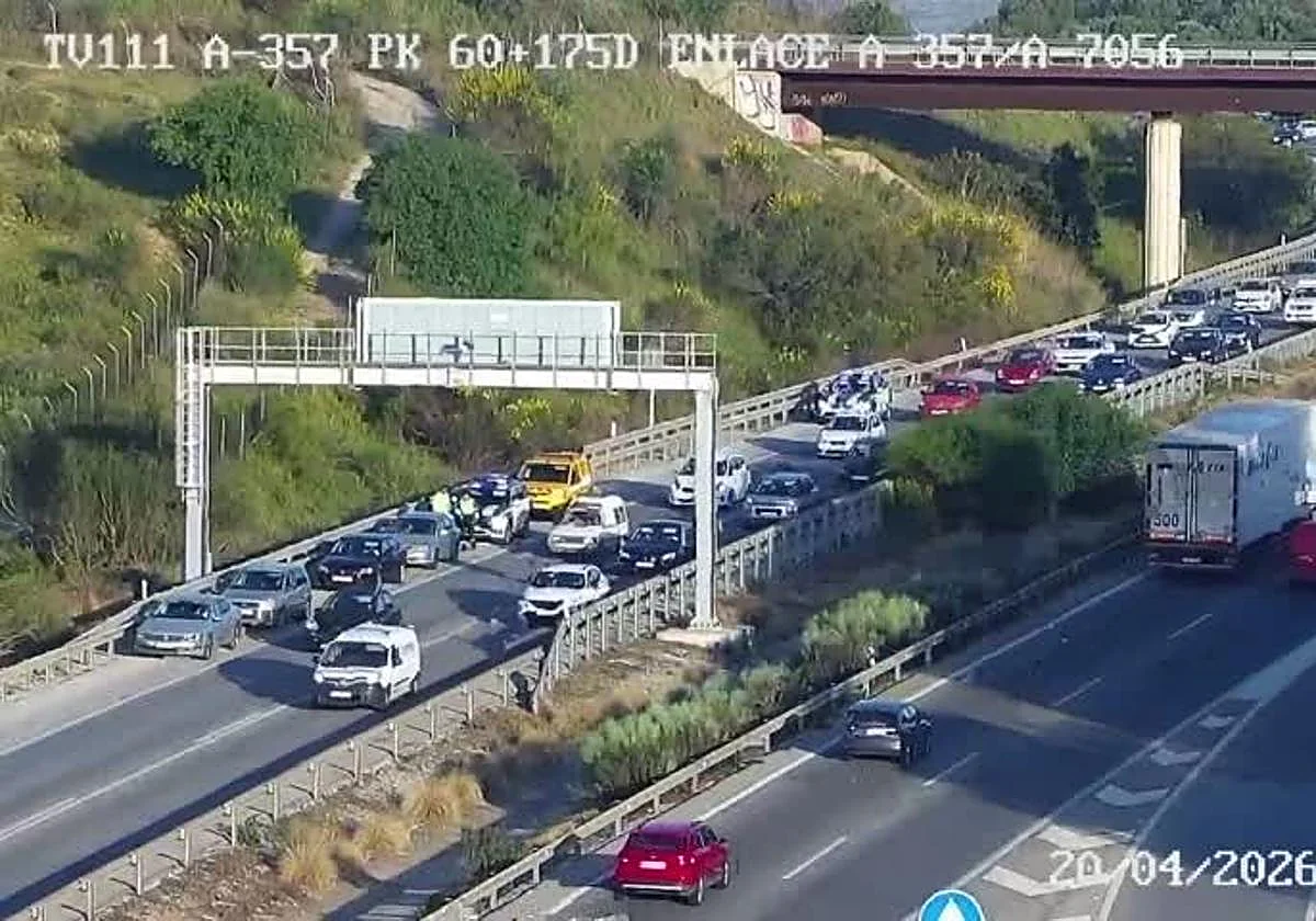 Un accidente entre varios vehículos complica el acceso a Málaga desde Campanillas