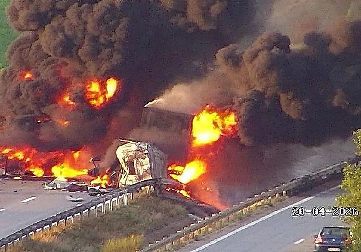 Corte total en la autovía A-3 en Honrubia por el incendio de un camión