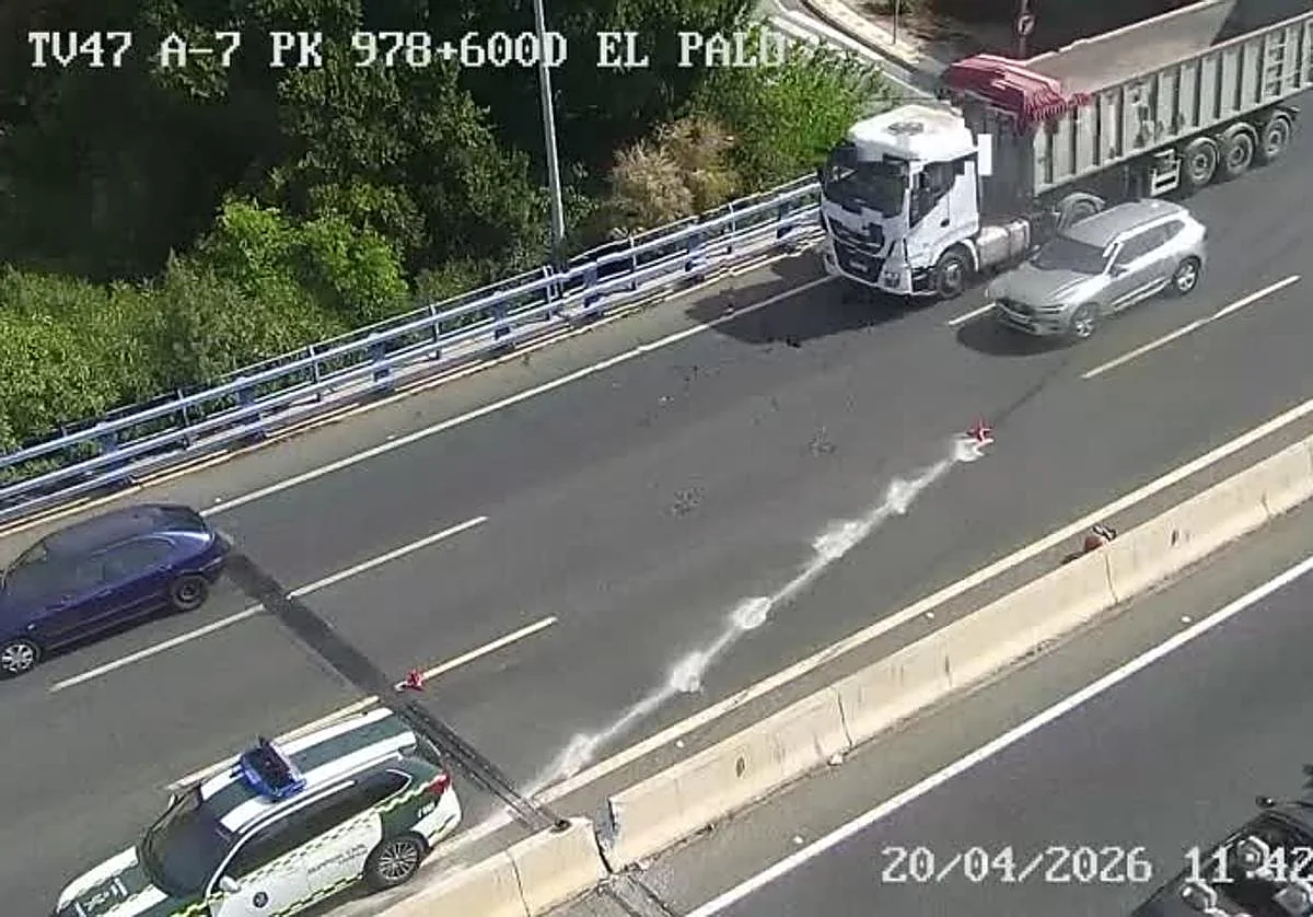 Un coche choca contra la mediana y dificulta el tráfico hacia Málaga desde El Palo