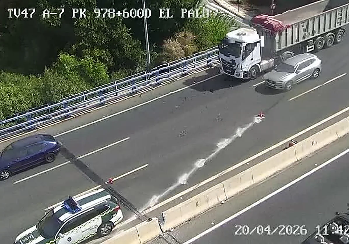 Malaga traffic disruptions: car crashes into median on A-7 motorway in El Palo