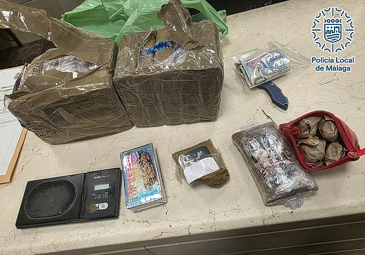 Le sorprenden vendiendo hachís, intenta darse a la fuga y choca con un vehículo policial