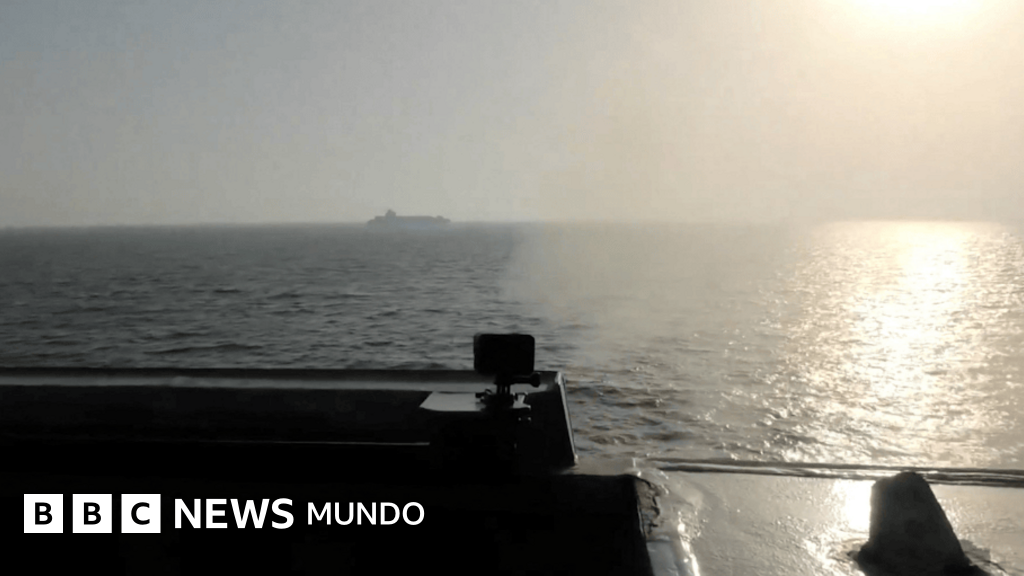 Estados Unidos intercepta un barco iraní que intentaba romper su bloqueo en el golfo de Omán y Teherán anuncia represalias